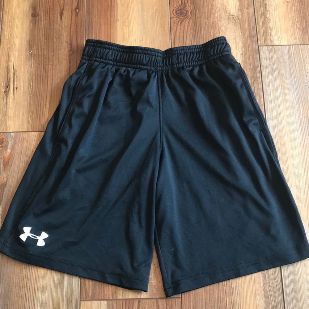 Boys Under Armour shorts size S/M loose fit